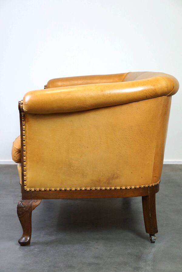 Ensemble ancien unique composé de 2 fauteuils club et d'un canapé en cuir couleur cognac à roulettes
