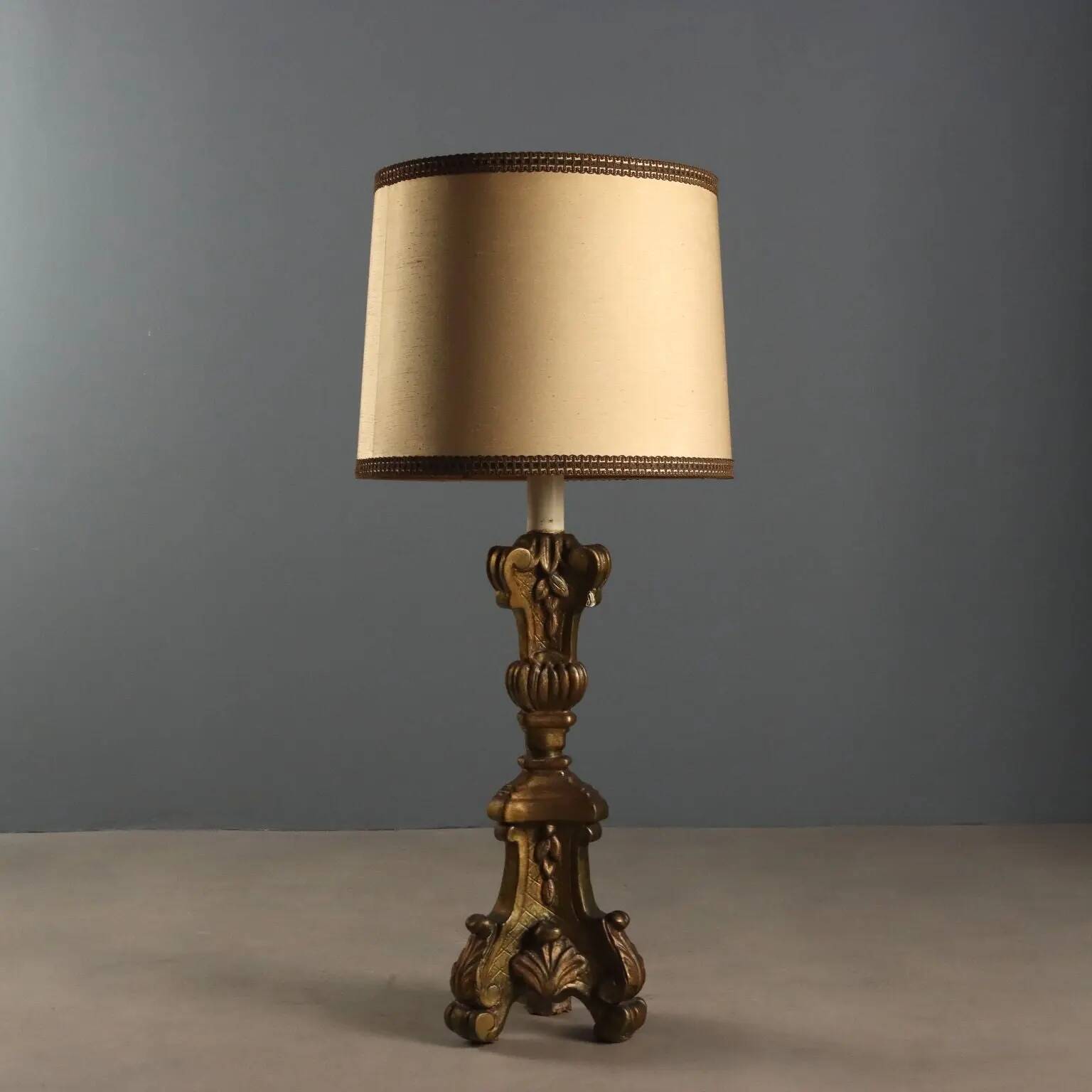 Lampe en bois sculpté et doré avec abat-jour en tissu, Italie, XIXe siècle