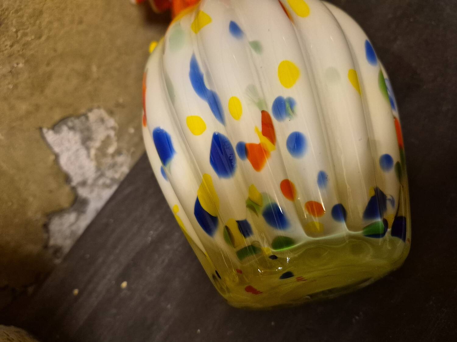 Vase en verre soufflé multicolore ́