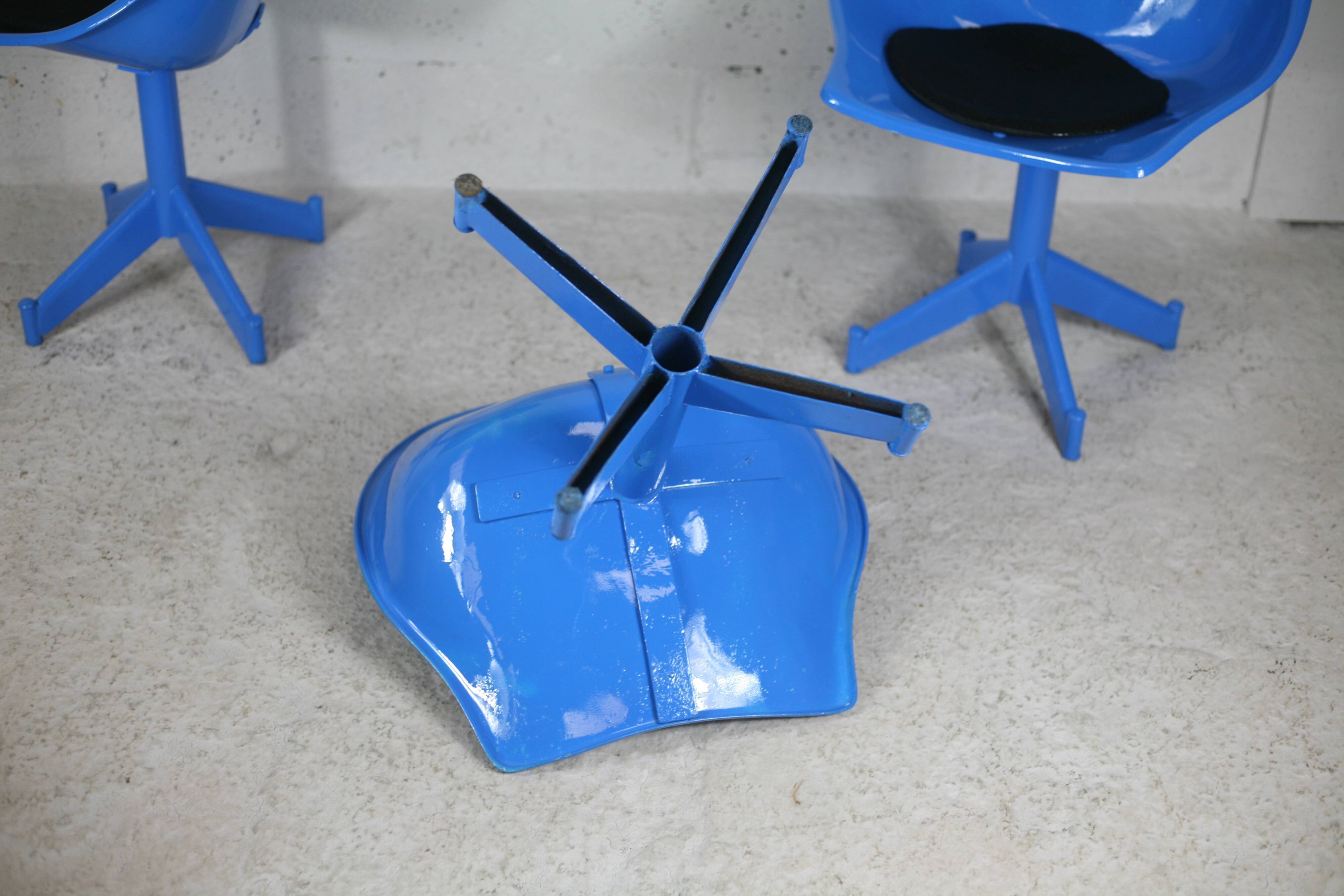 3 chairs "space Age", resin and steel, France, circa 1970.