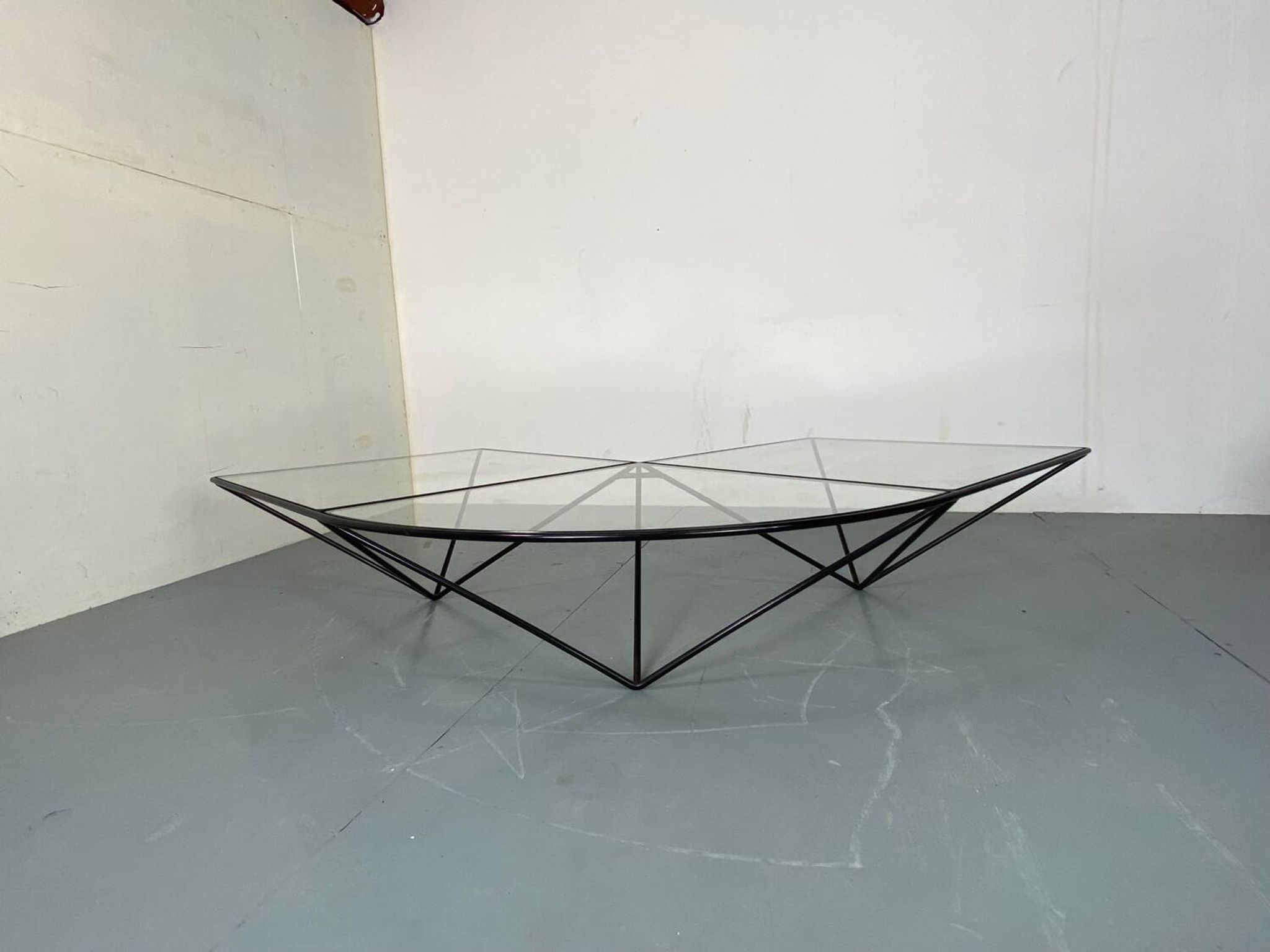 Table Basse Moderniste Furtive en Acier et Verre, Italie, années 1980