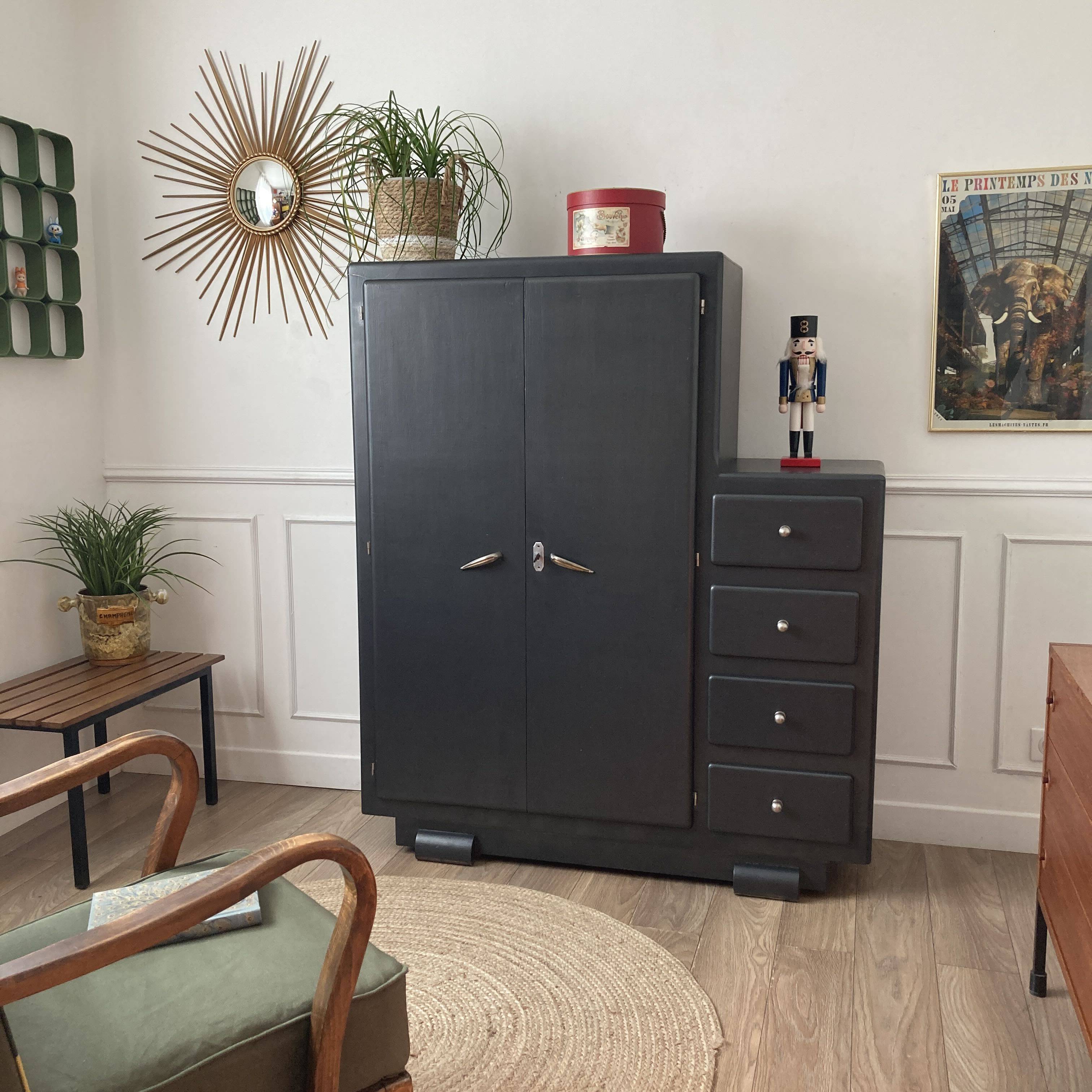 Armoire asymétrique peinte en noir