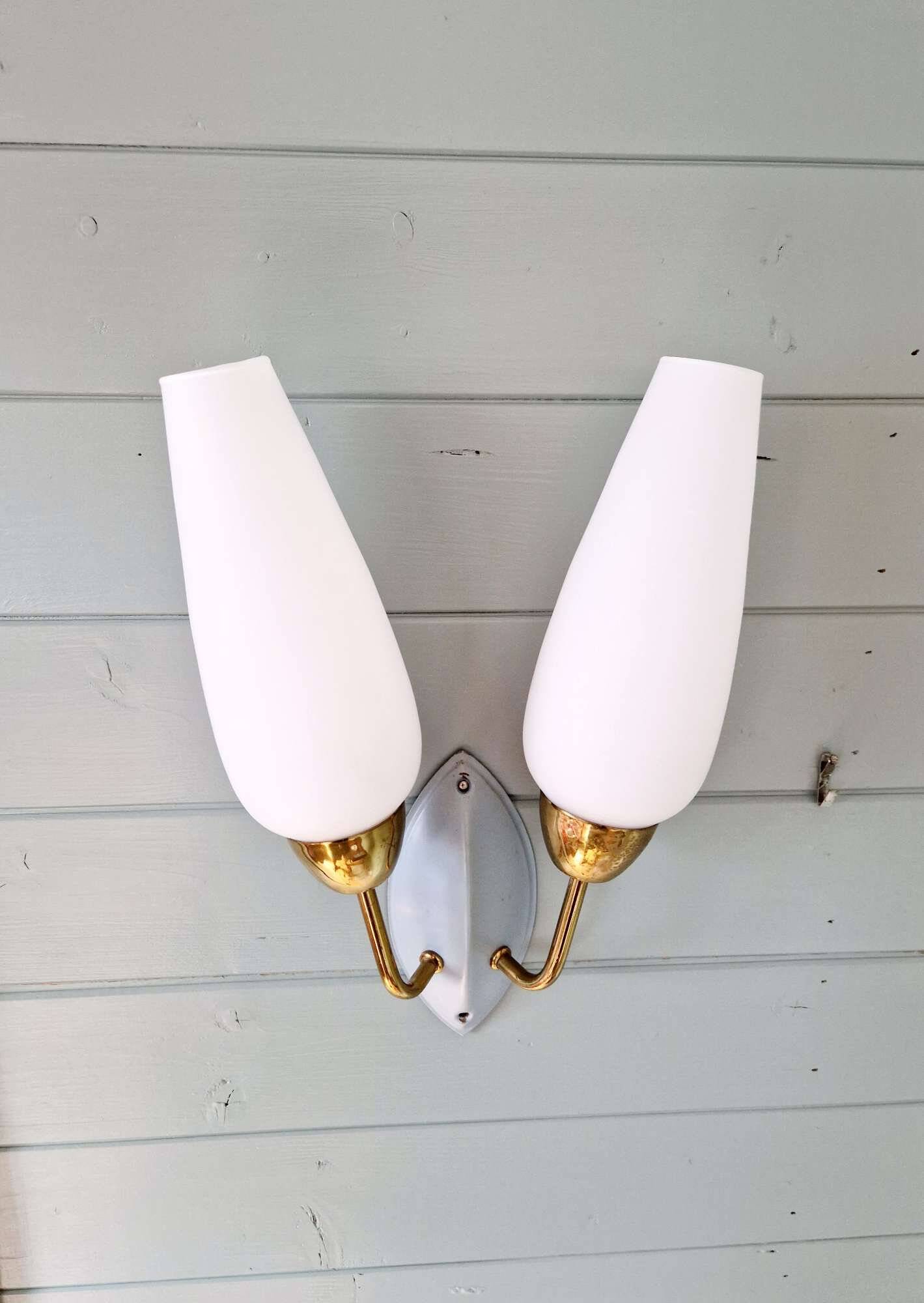 Applique murale double vintage en laiton et opaline blanche, années 1950-60