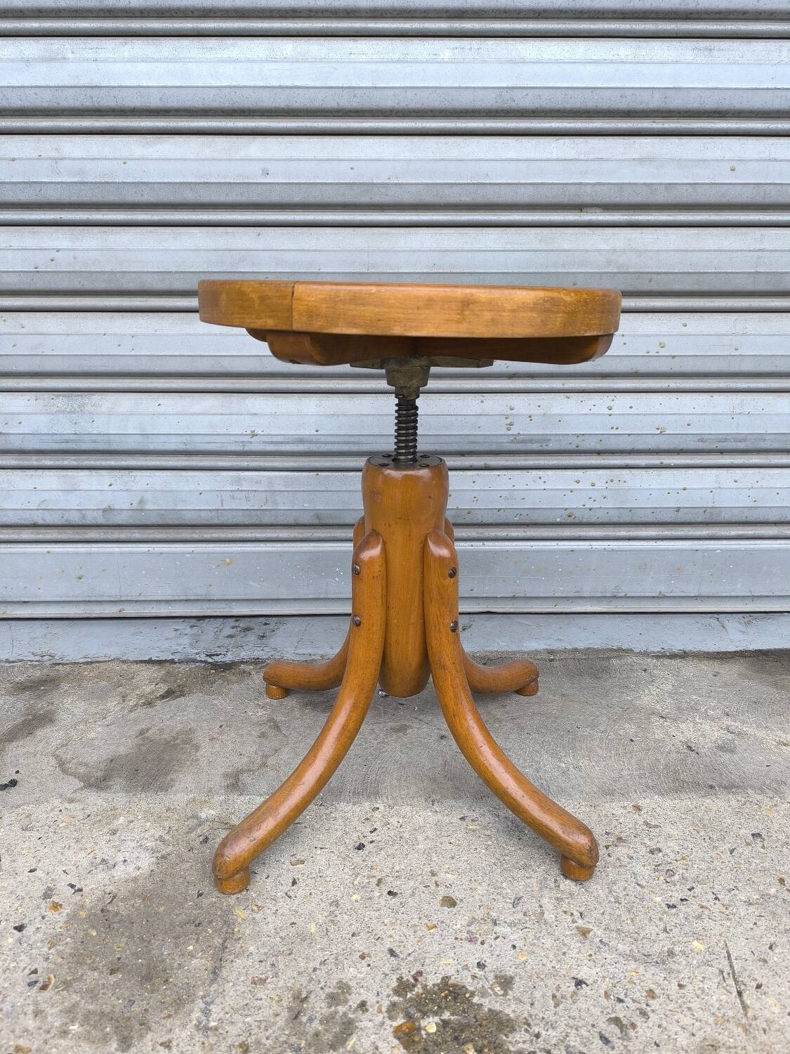 Tabouret en bois courbé réglable