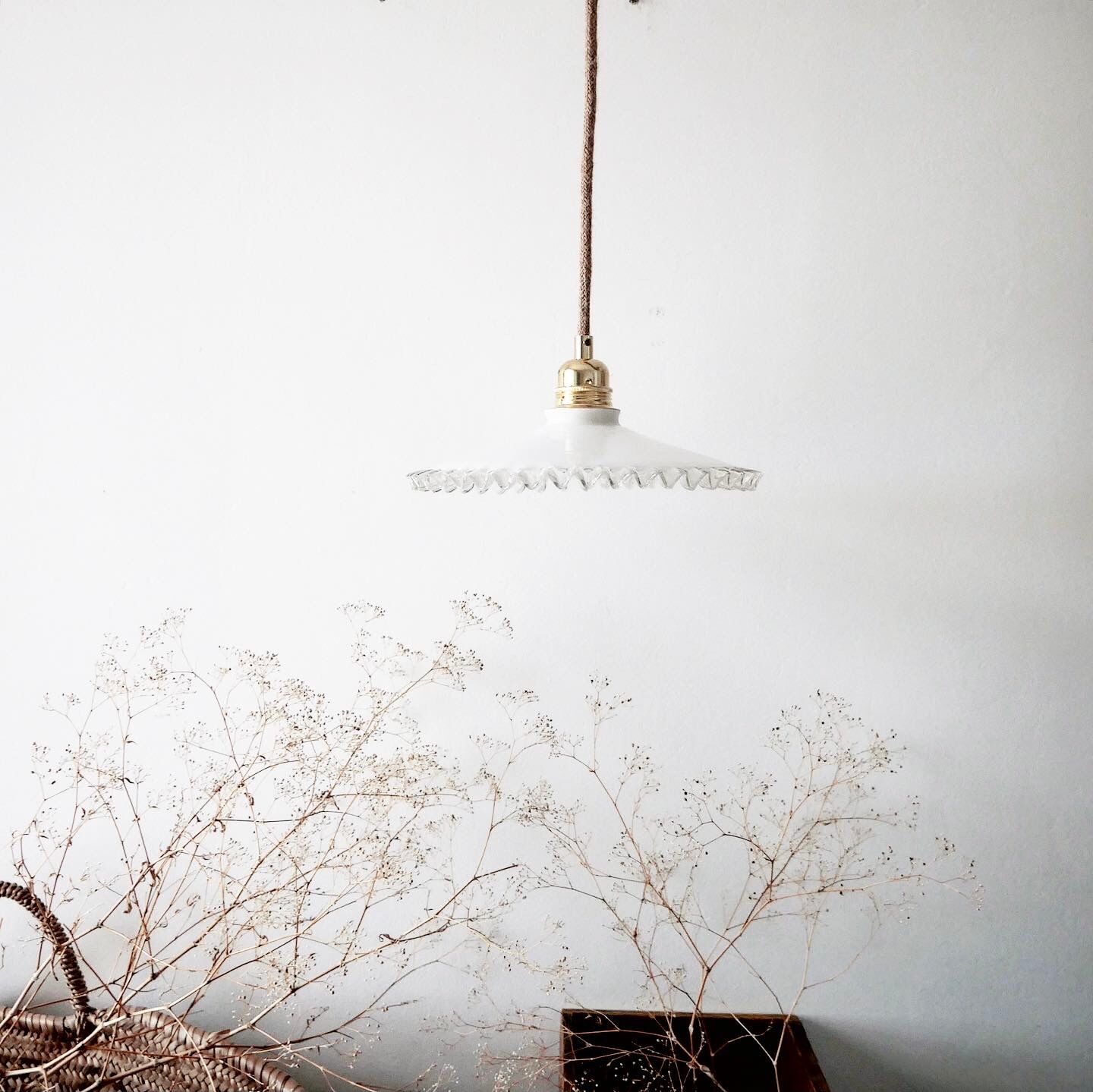 Suspension in white opaline