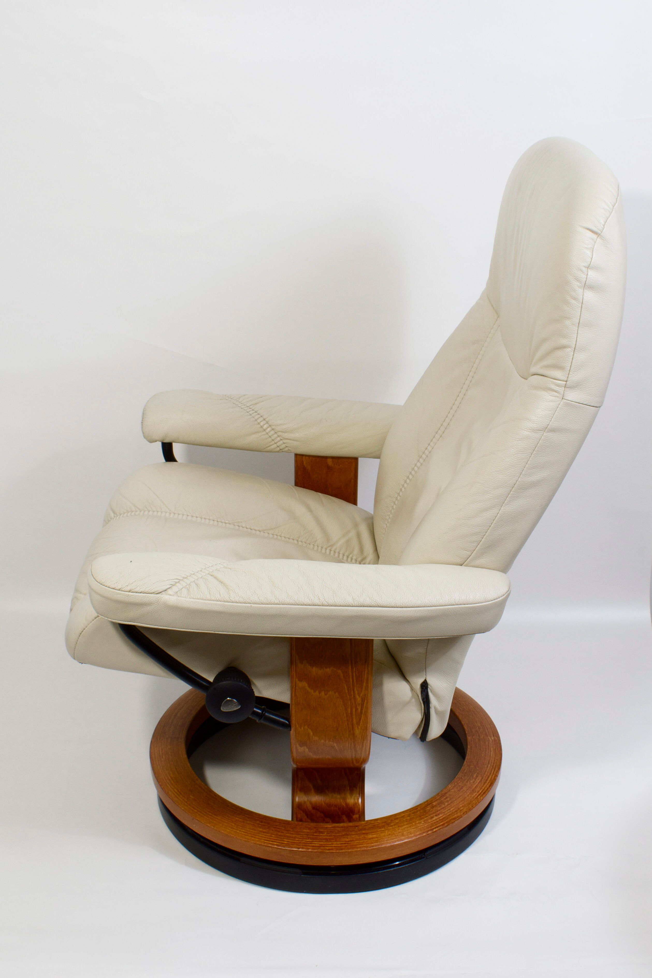 Stressless relaxation chair Consul (M) Classic in teak and ivory leather, Norway