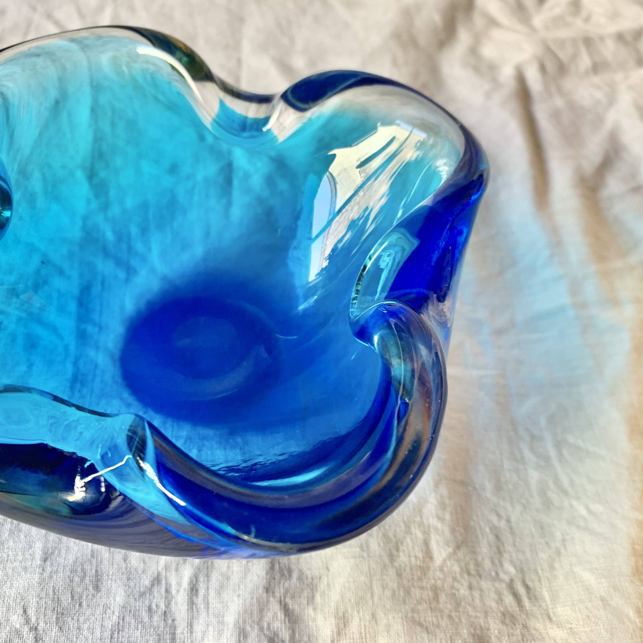 Cendrier vintage en verre soufflé bleu