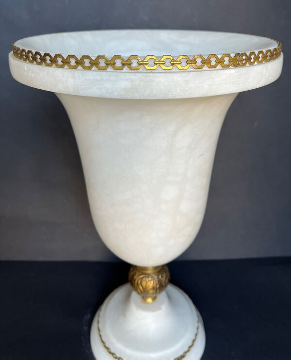Vase en albâtre