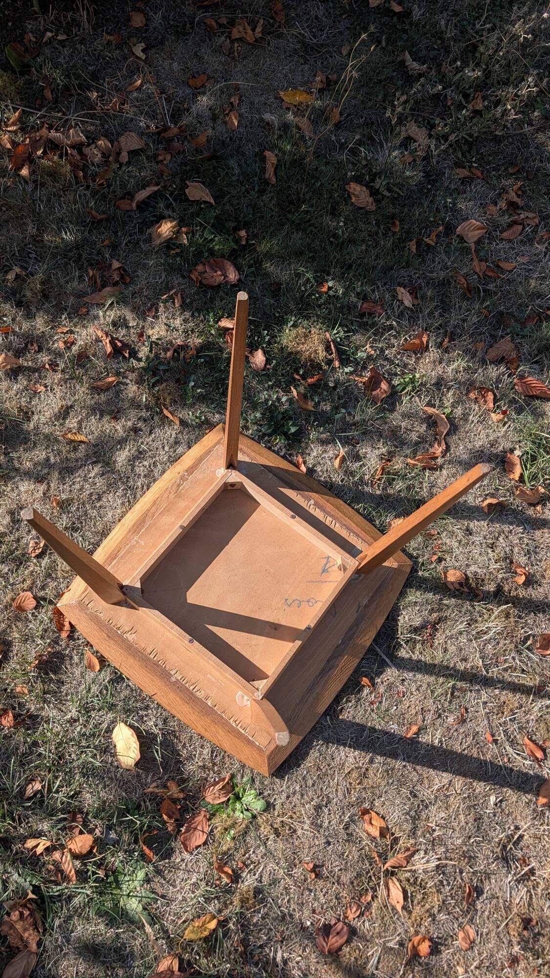 Table d'appoint vintage, plateau damier et pieds compas - Années 50/60