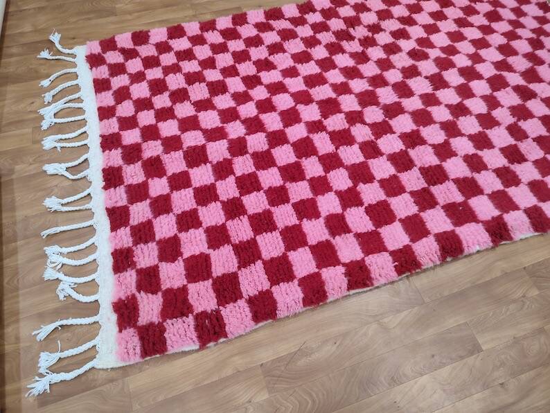Handmade pure wool rug in traditional pink and red, 150/250 cm.