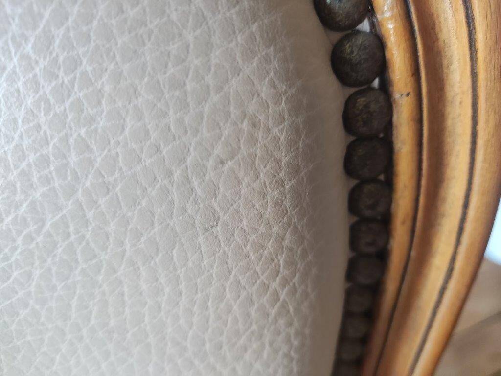 2 fauteuils cabriolet de style Louis XV en cuir crème