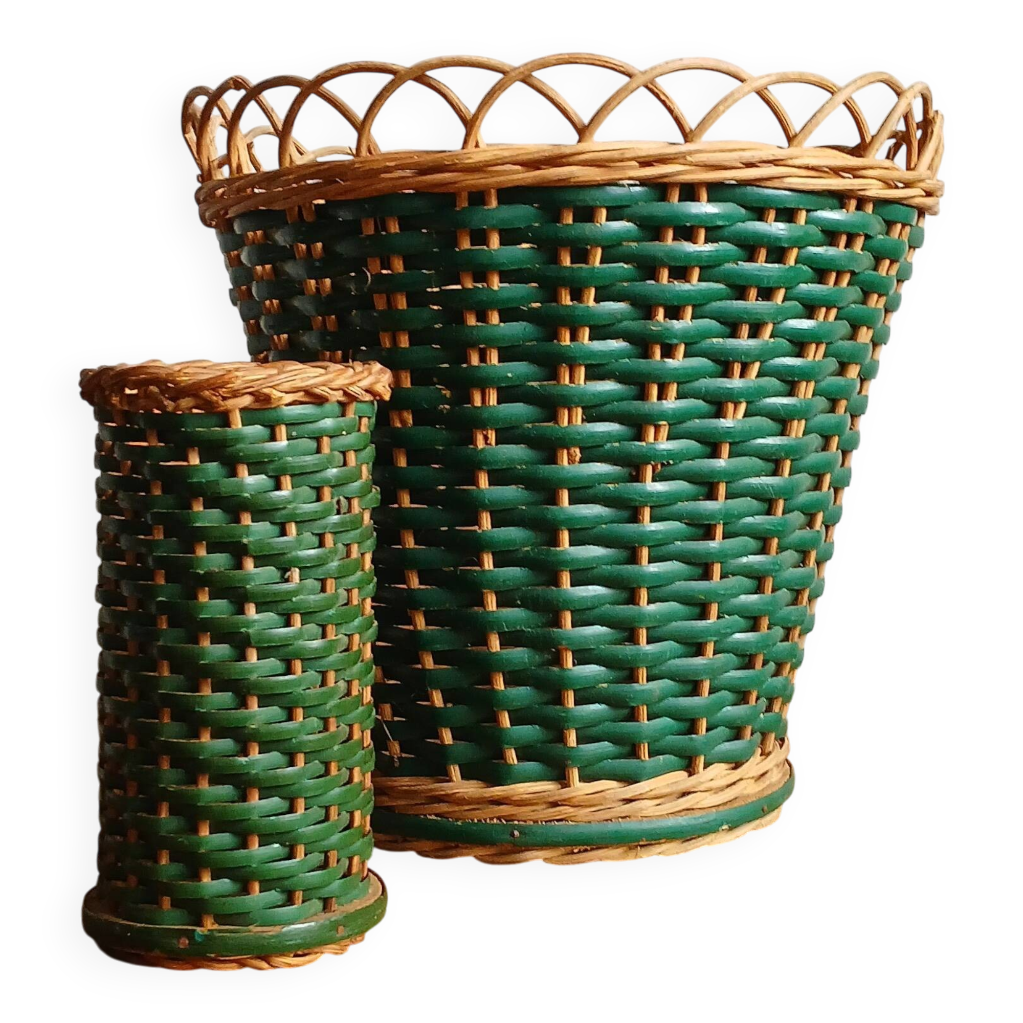 Cache-pot and its matching pencil holder in dyed woven rattan from the 1960s.
