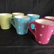 Tasses colorées à pois
