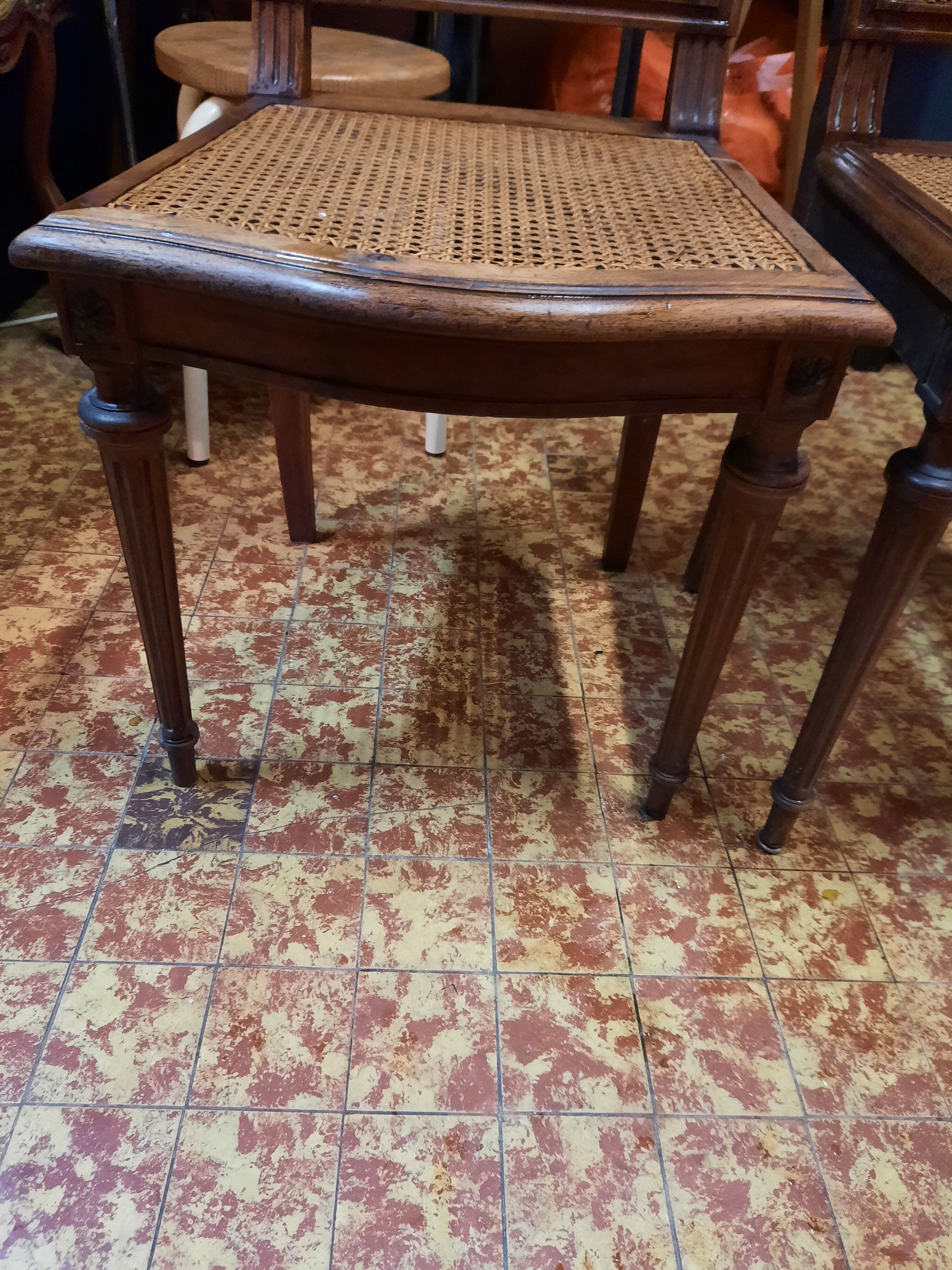 Paire de chaises de style Louis XVI