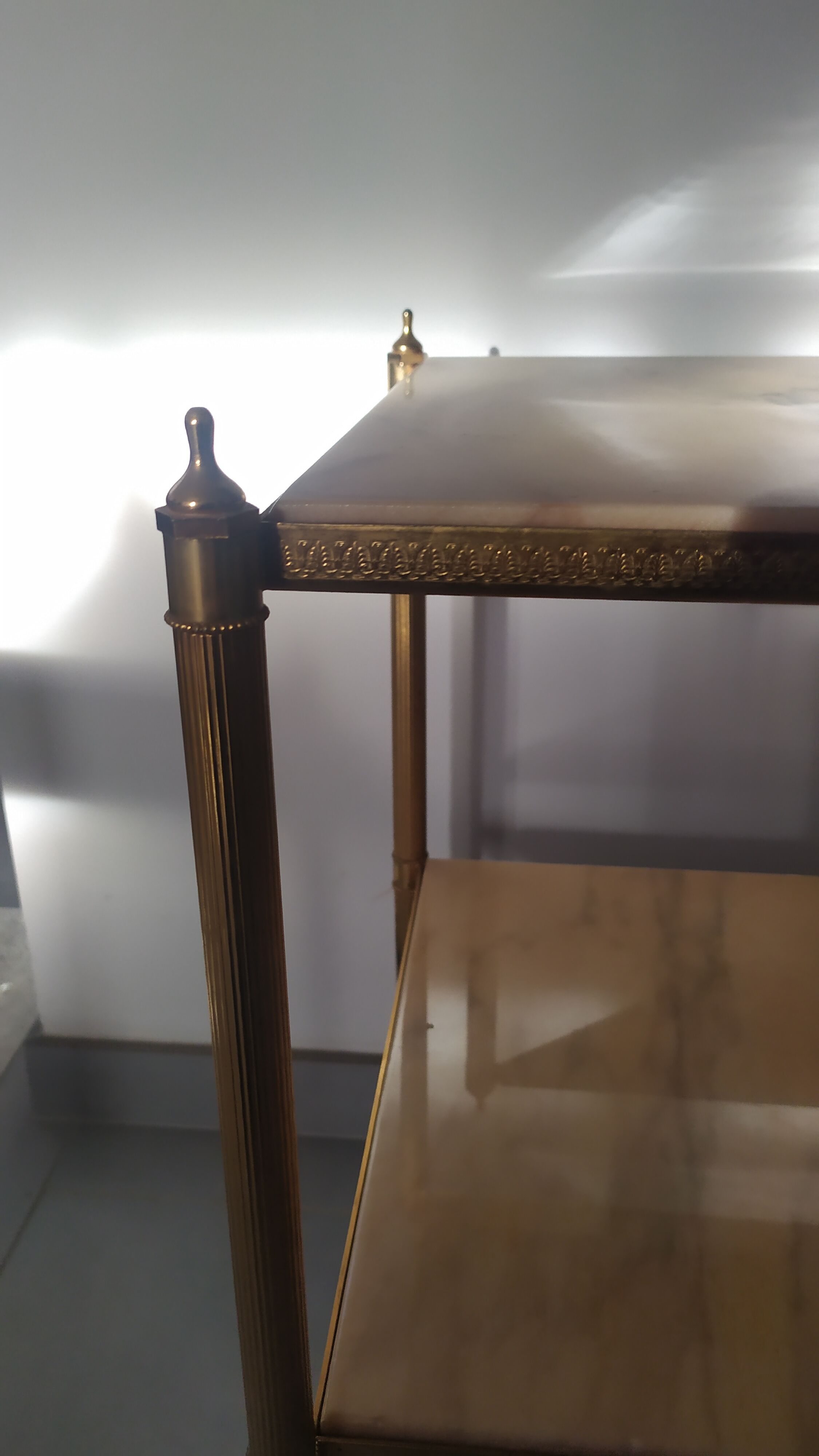 Alabaster harness brass foot