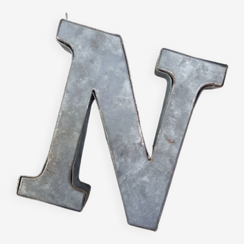 Letter N in zinc