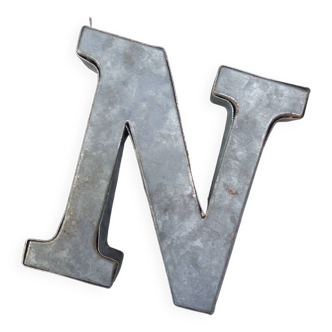 Letter N in zinc