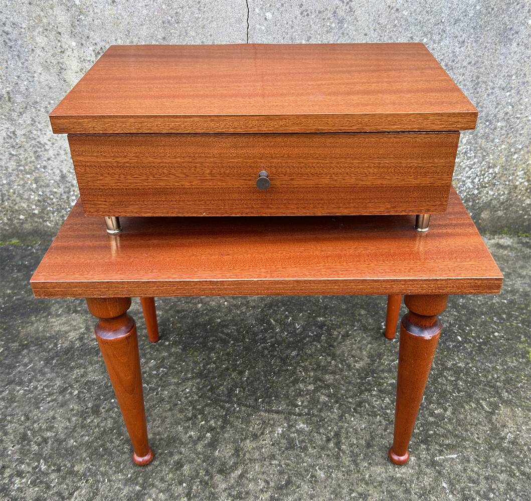 Petite table de nuit bois vernis, années 50.