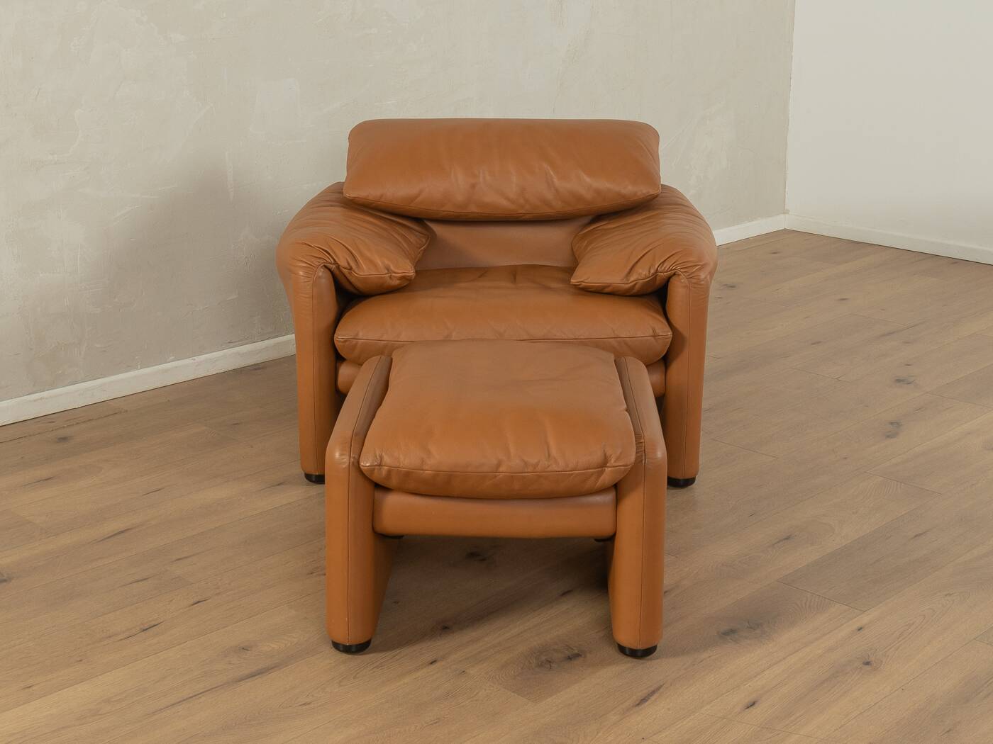 675 Maralunga armchair with ottoman by Vico Magistretti for Cassina, 1970s, original cognac brown leather