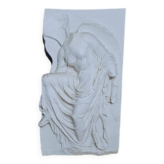 Bas relief en plâtre "Athéna ajustant sa sandale"