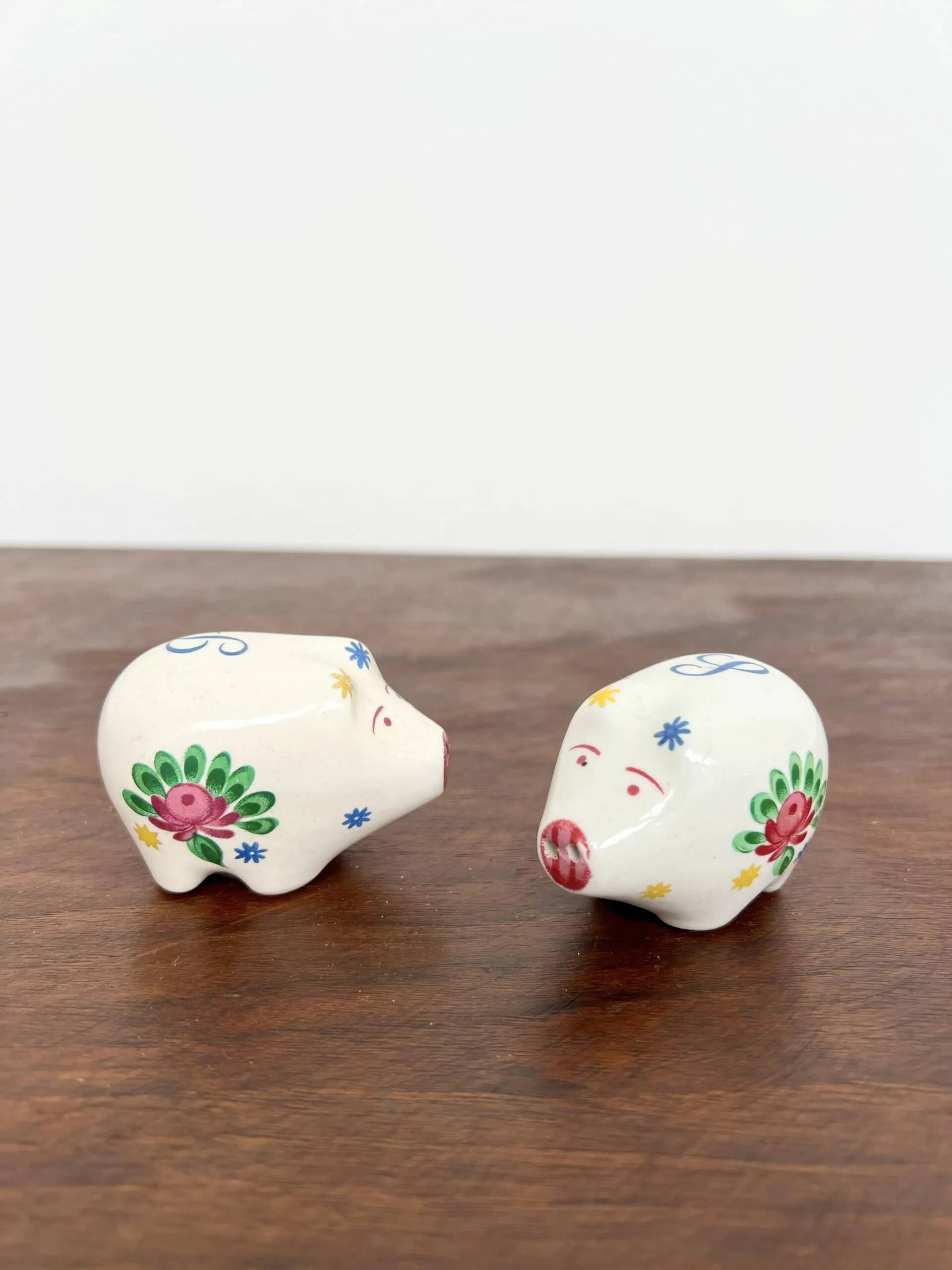 Ceramic pig salt and pepper shaker set