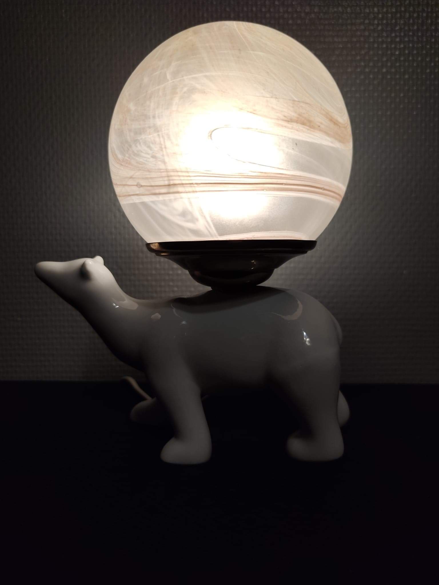 Lampe ours en céramique blanche et globe opaline