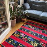 Tapis roumain en laine, fond rouge avec de délicates fleurs colorées