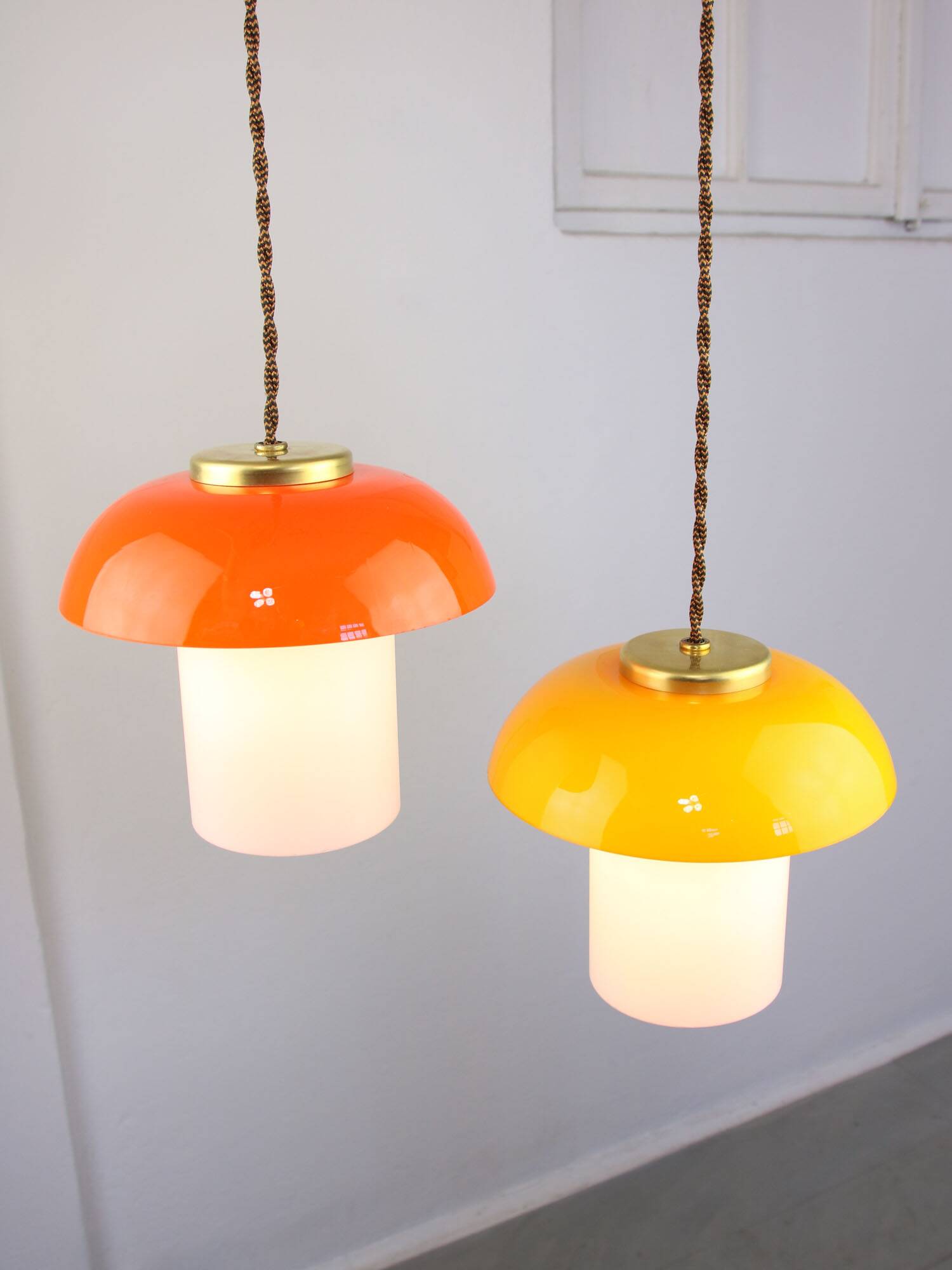 Lampes suspendues en verre et laiton en forme de champignon des années 50, ensemble de 3