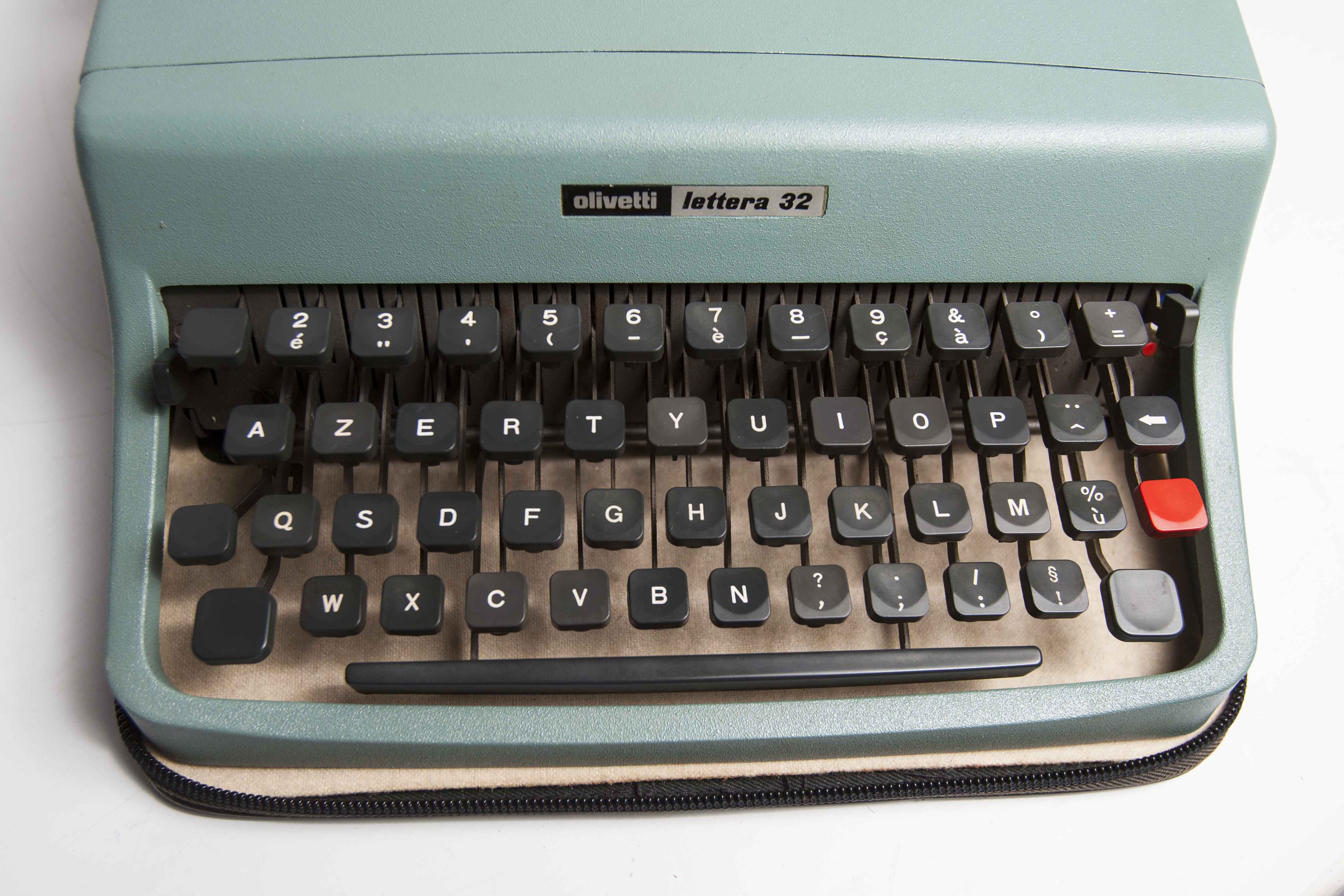 Olivetti Lettera 32 typewriter revised and new ribbon