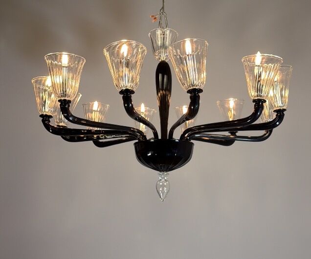 Venetian chandelier in Murano glass in black and colourless, 12 light arms, circa 1990.