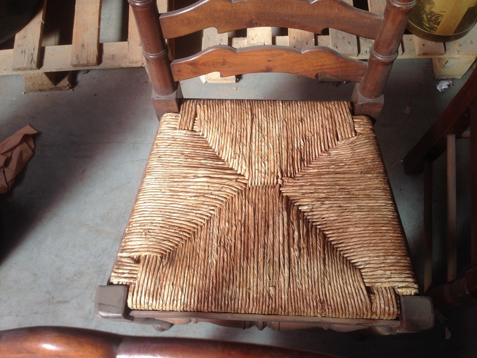 Ensemble de six chaises dossier à barreau