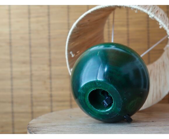 Lampe " boule " en bois teinté vert abat jour en raphia, années 70