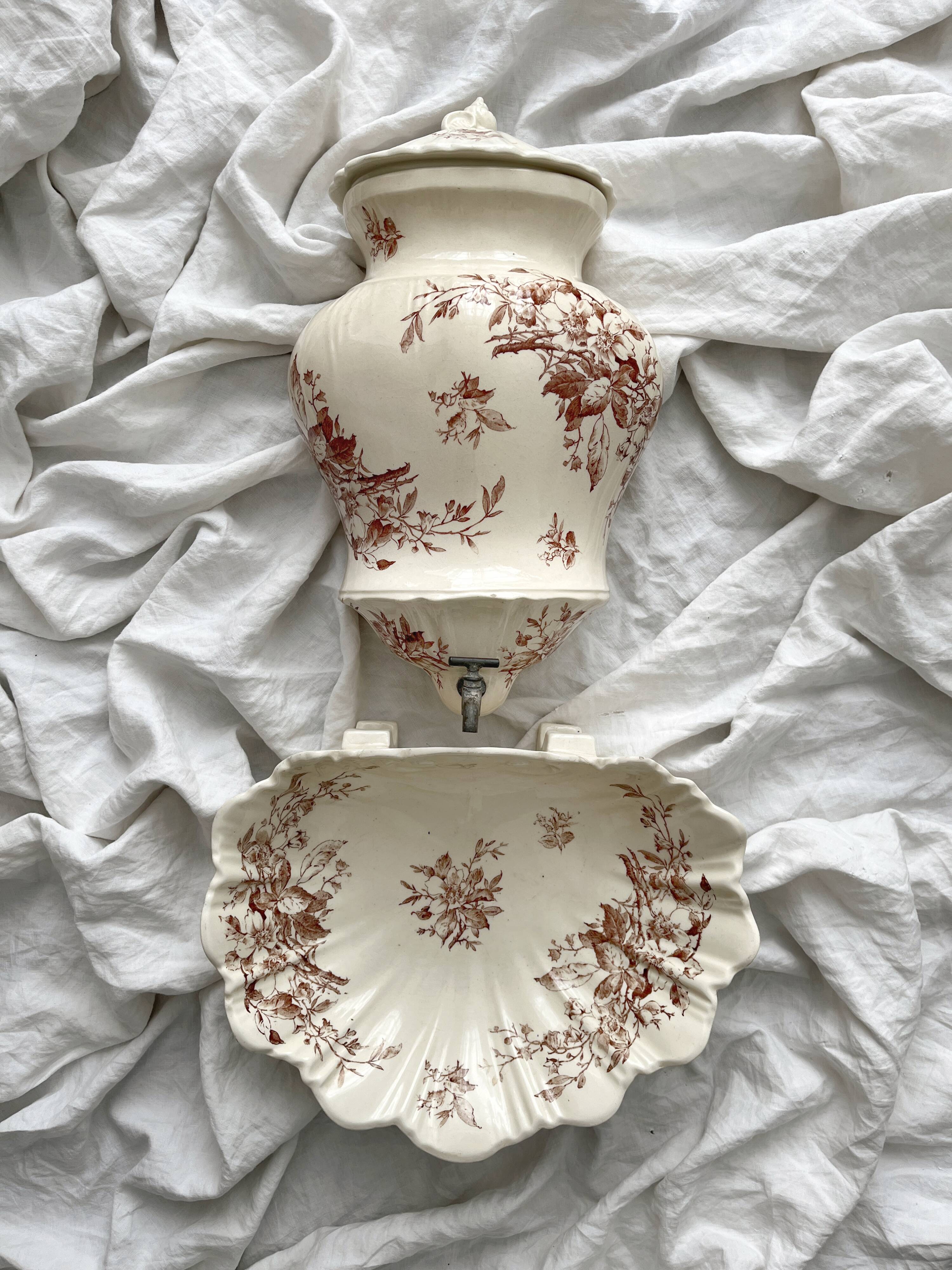 Antique wall fountain in ironstone, "Spring" Gien earthenware, late 19th century