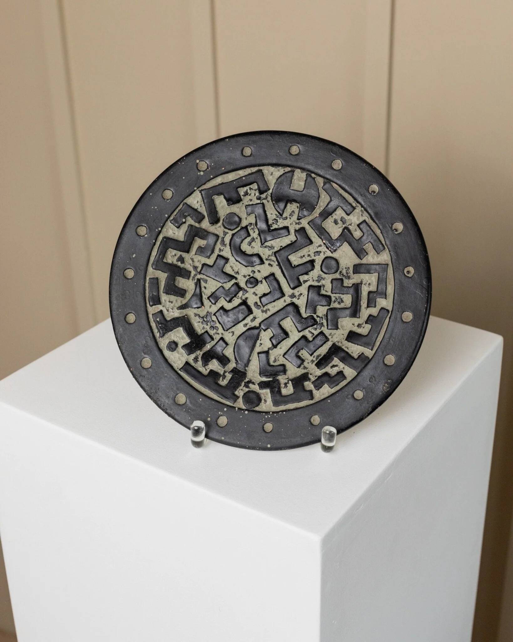 Black ceramic plate with beige geometric relief - 1970s Italian mid-century design