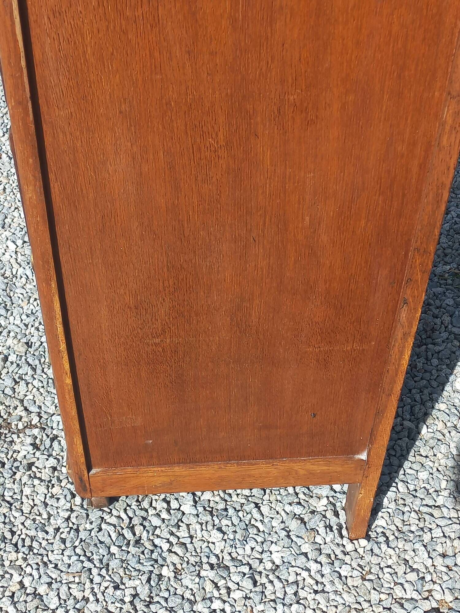 Vintage oak chest of drawers with 5 drawers from the 1950s.