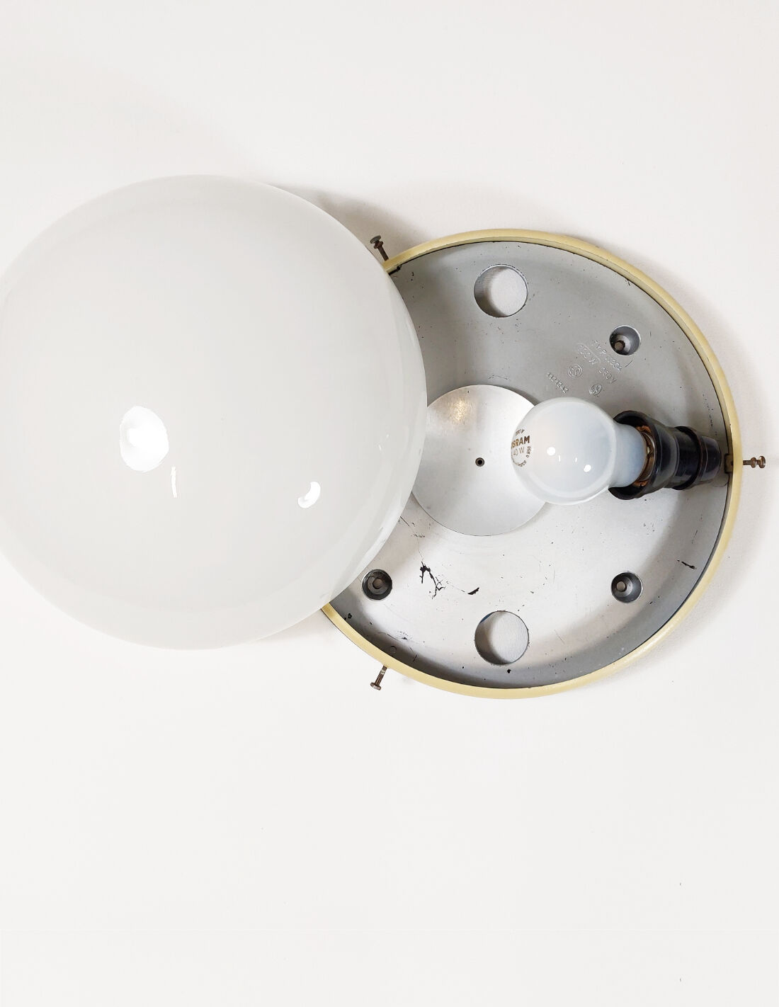 Plafonnier Bauhaus avec verre opalin et bakélite