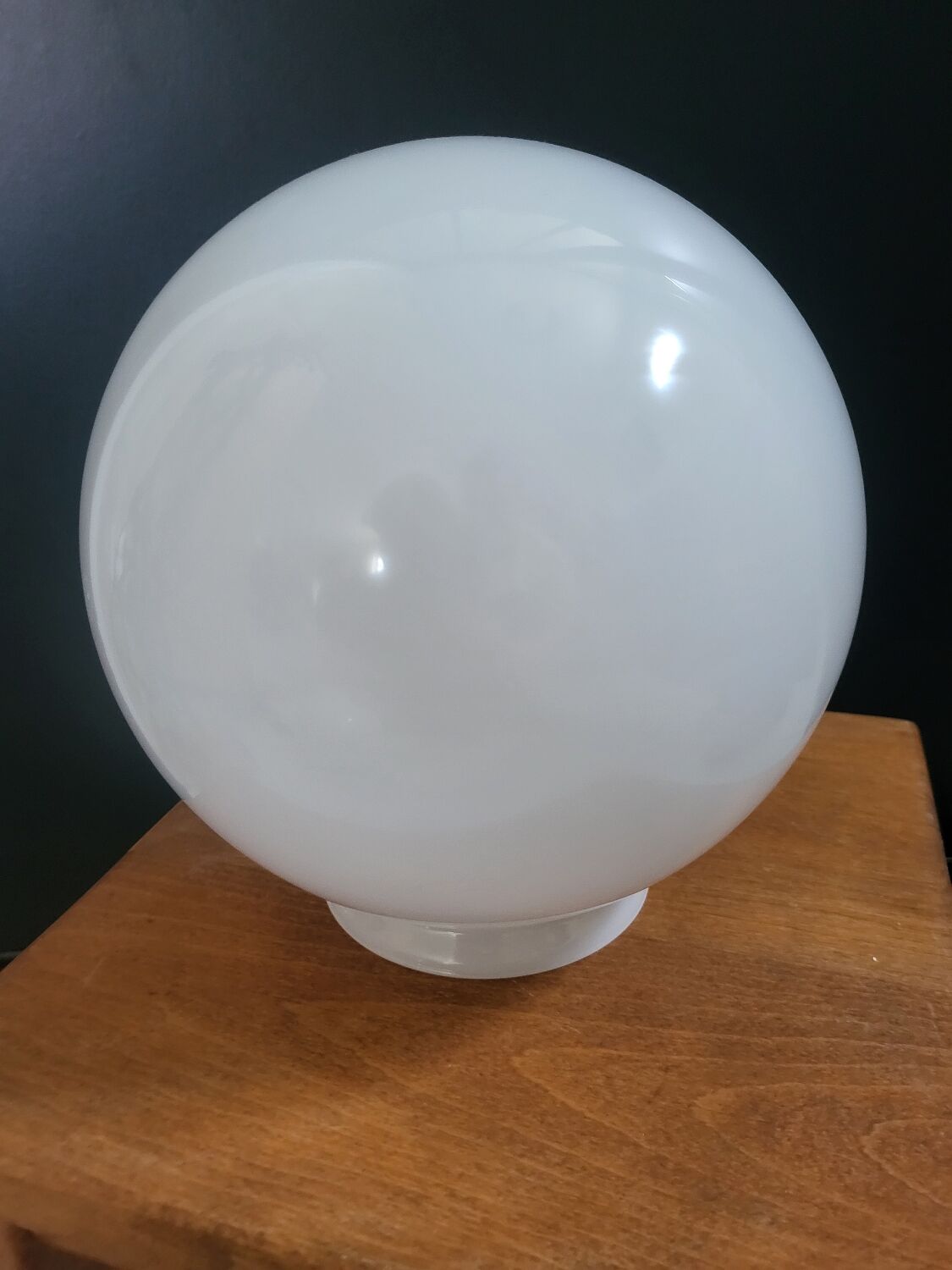 Opaque opaline globe