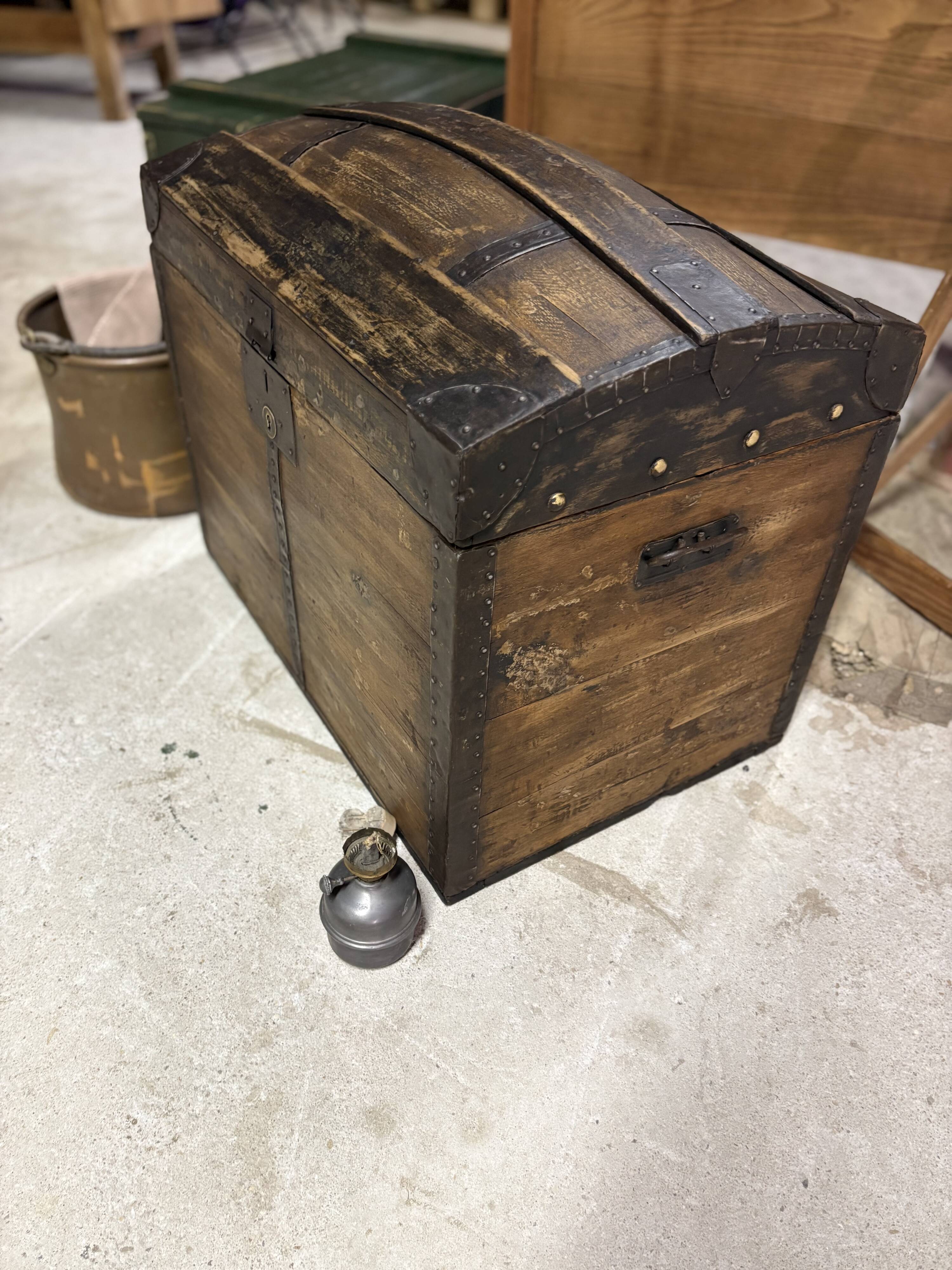 Malle bombée ancienne – rangement & déco vintage