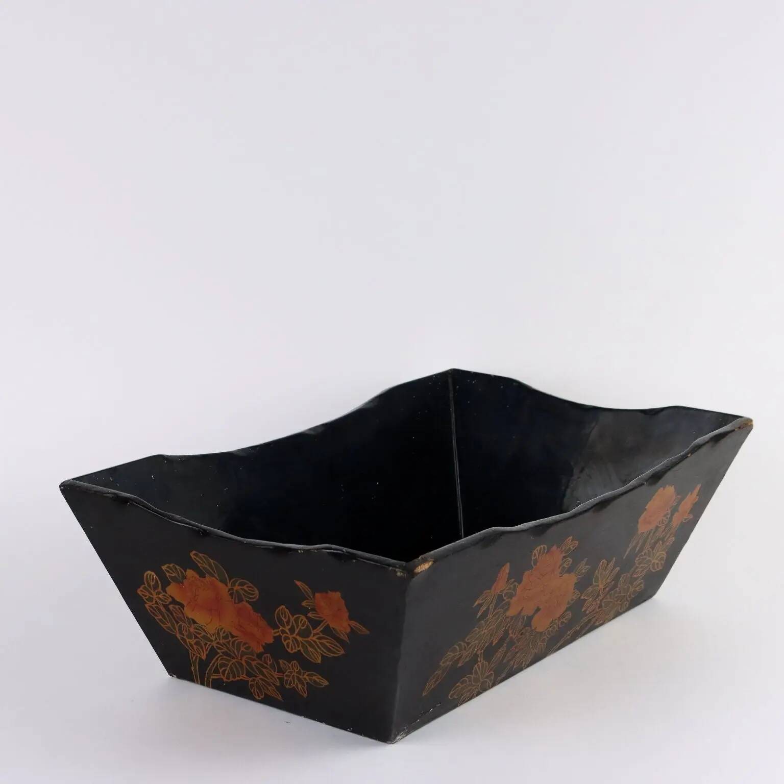 Antique lacquered wooden basket, Orient, second half of the 20th century.