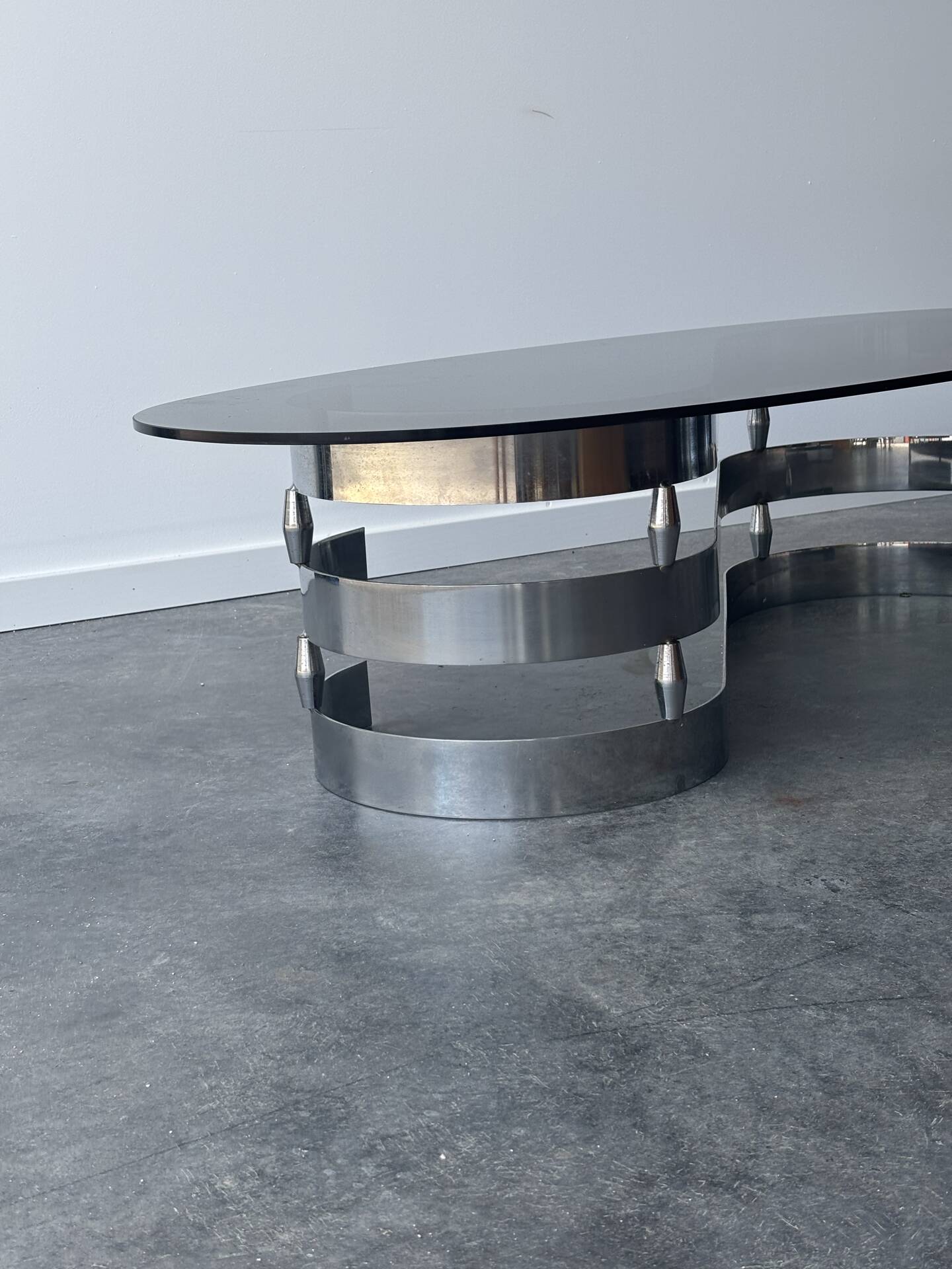 Table basse design en verre fumé et chrome 1970