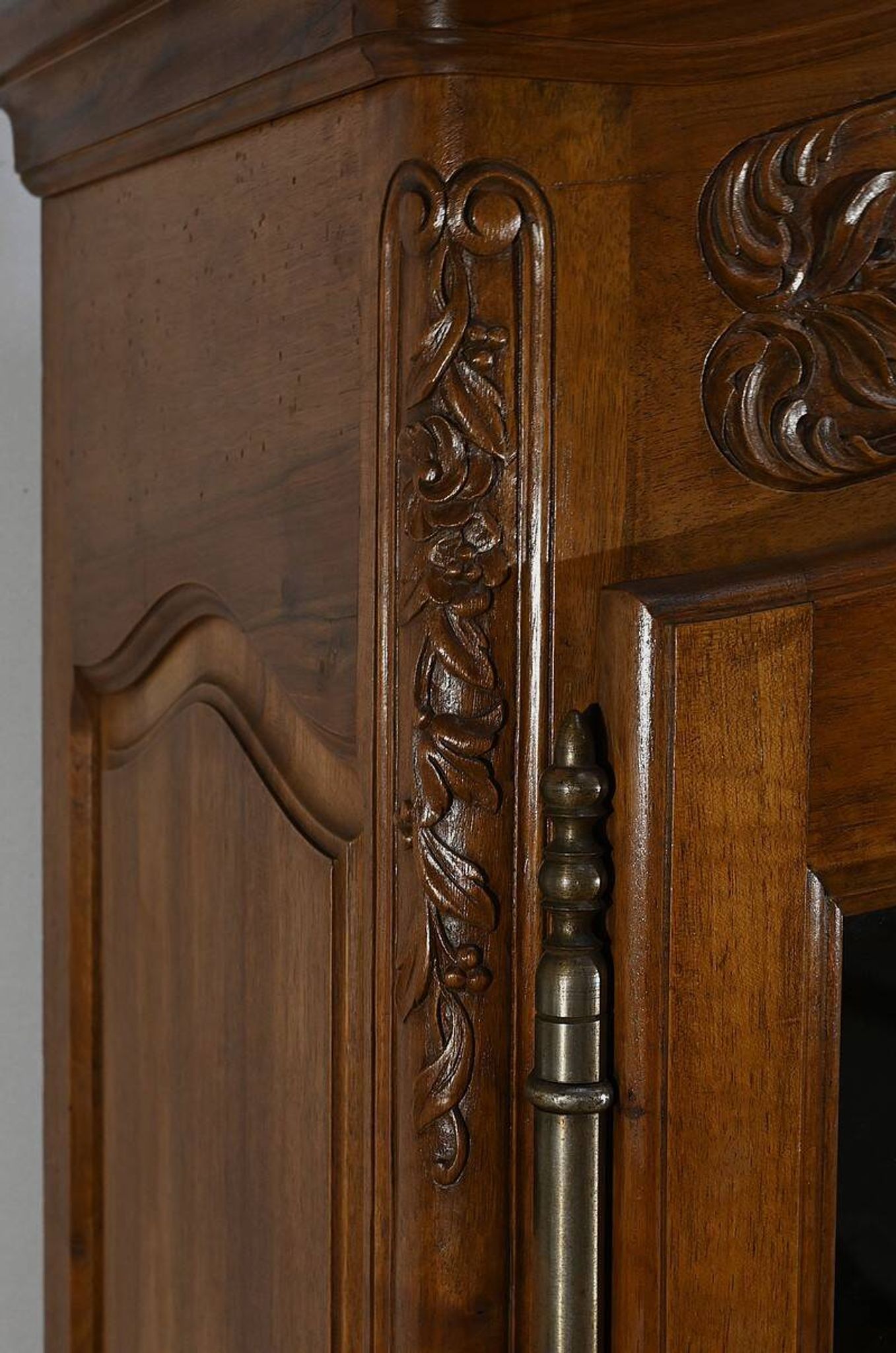 Walnut Display Cabinet, Louis XV Style – Late 19th Century
