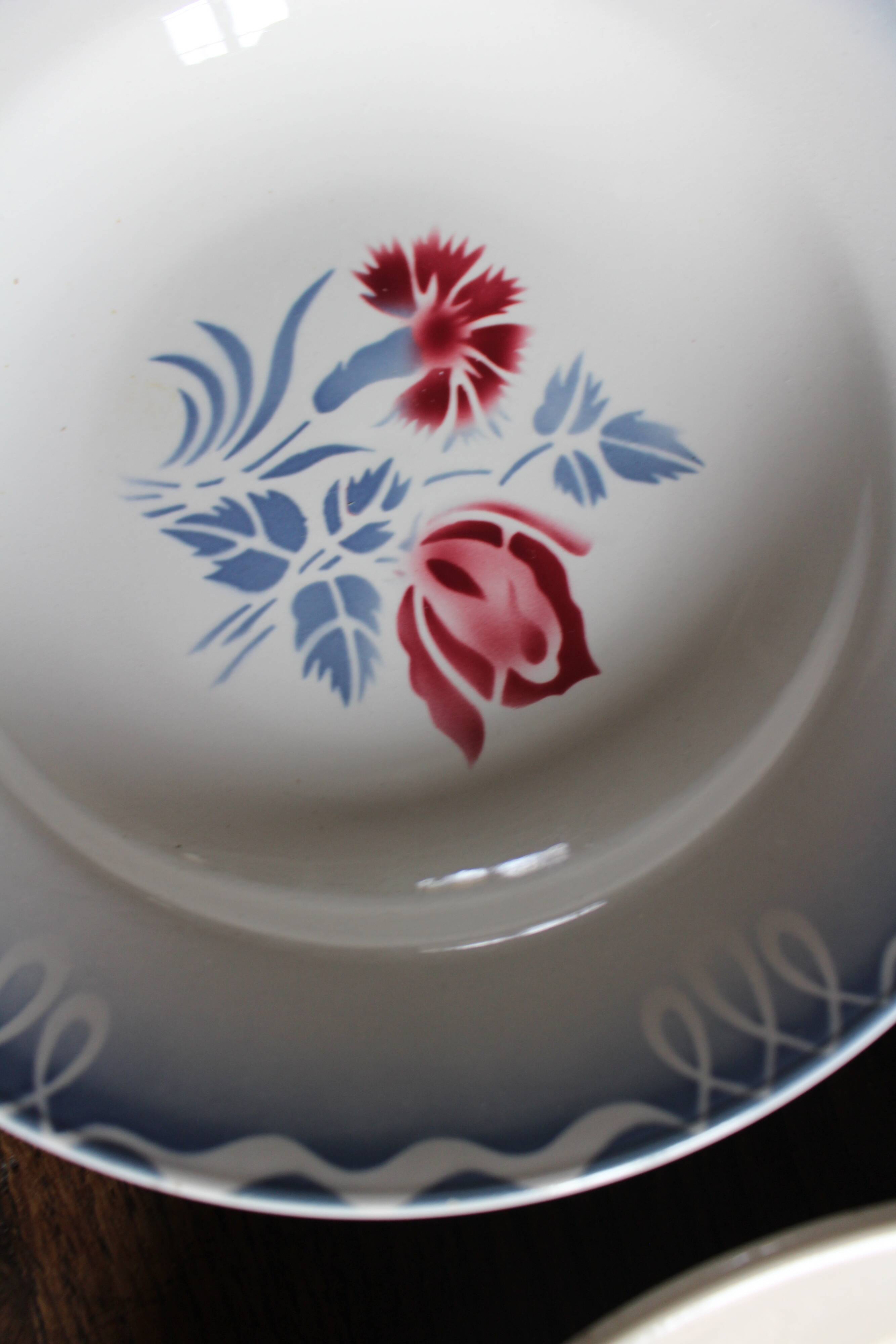 6 mismatched red and blue Art Deco soup plates, Badonviller Digoin