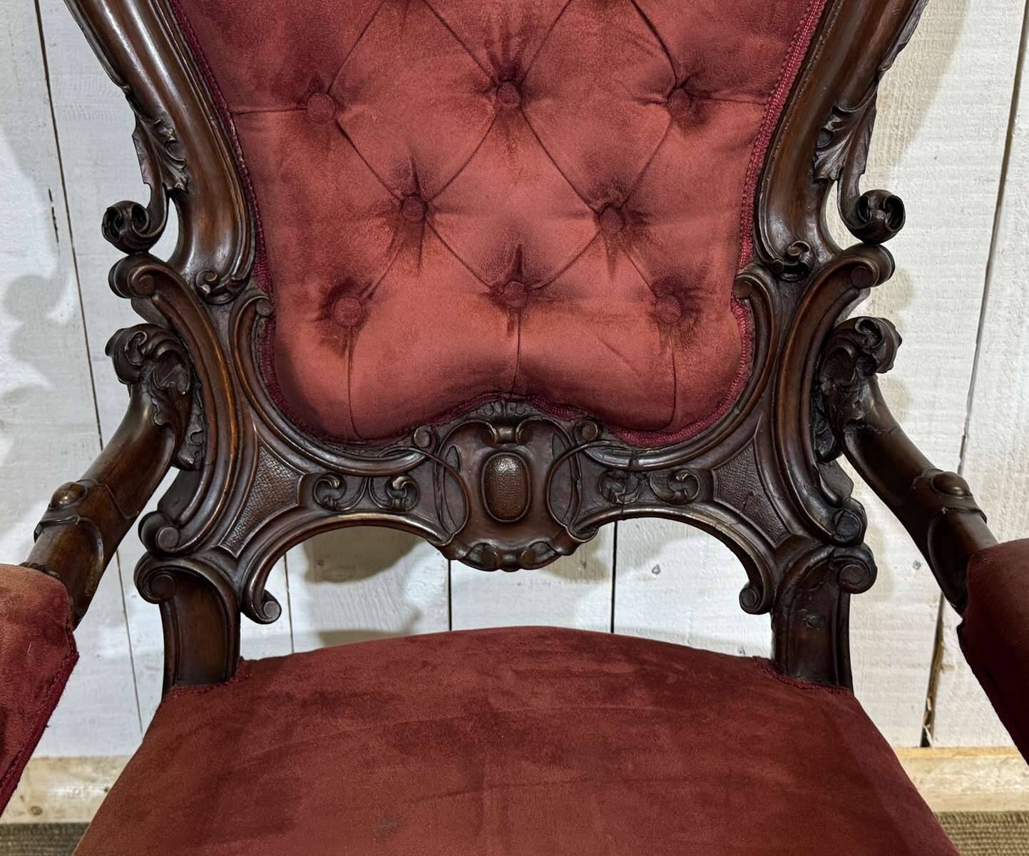 Fauteuil en acajou 19ème richement sculpté de style baroque