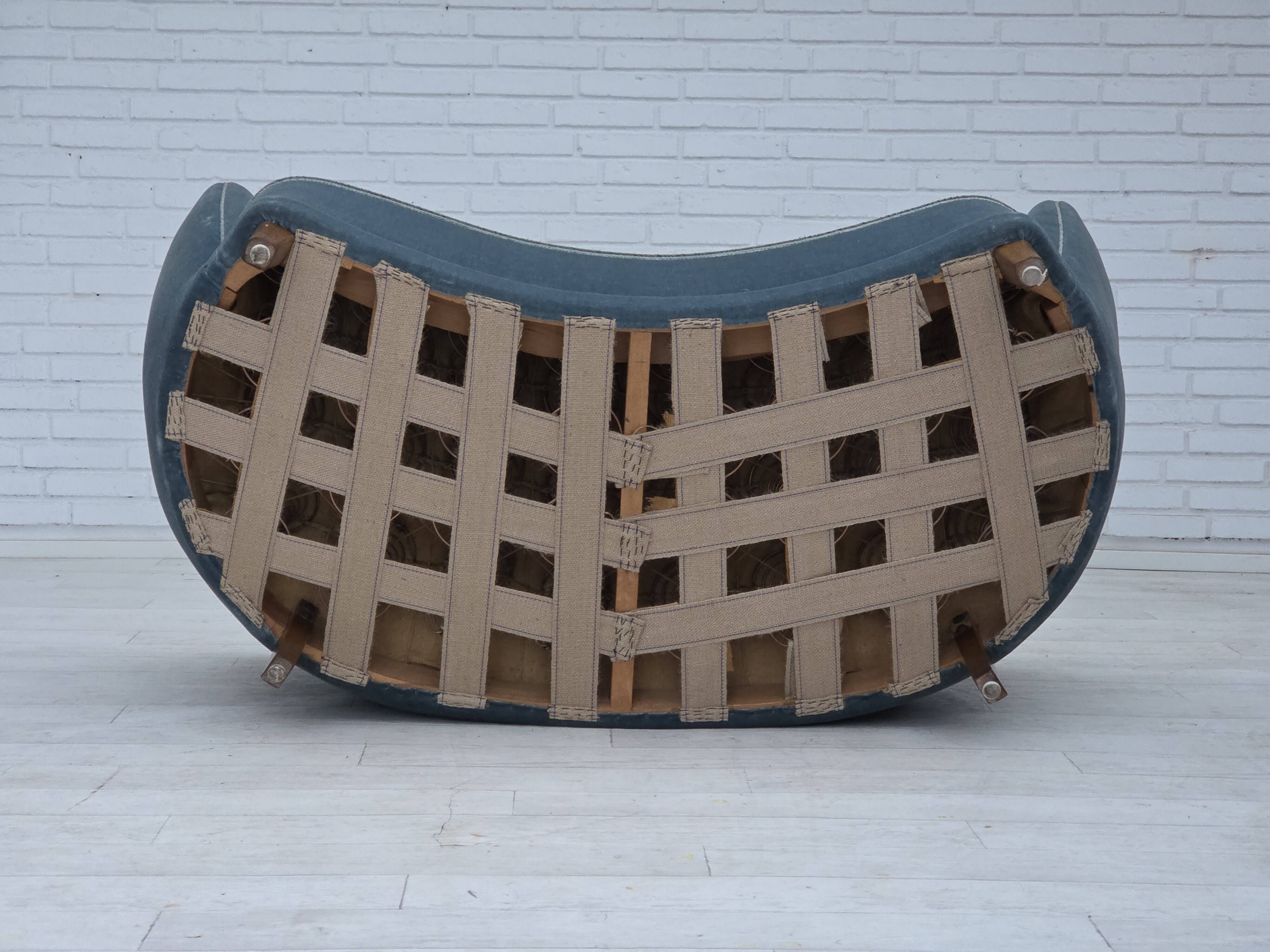 Canapé 2 places incurvé danois des années 1970, revêtement en velours bleu.