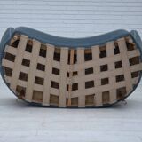 Canapé 2 places incurvé danois des années 1970, revêtement en velours bleu.