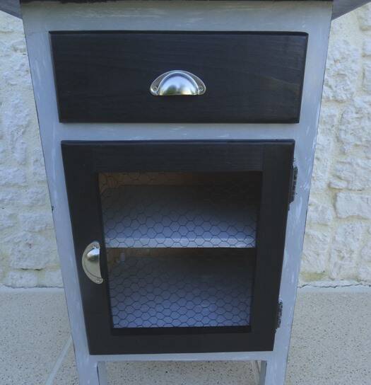 Furniture suitable for everywhere with a thick top, in solid wood