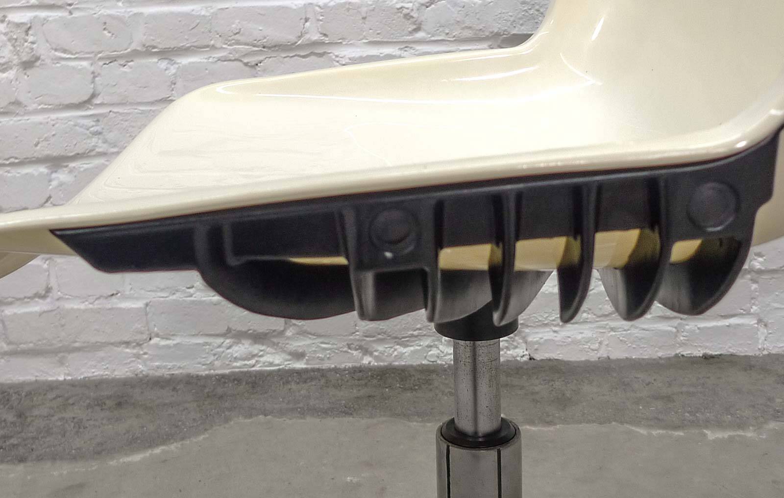 White Osvaldo Borsani 'Modus' Fiberglass and Aluminium Desk Side Chairs 70s