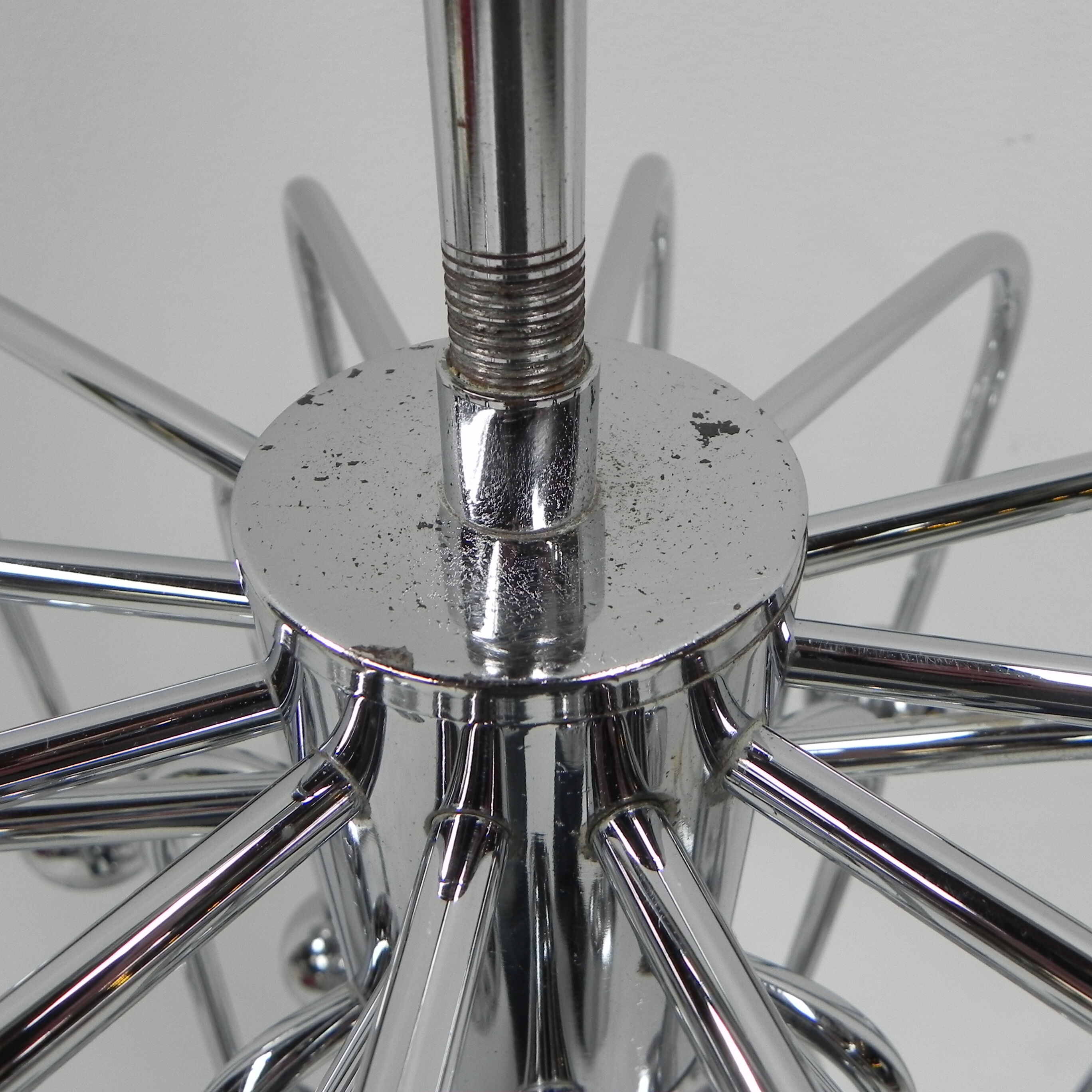 Suspension Spoutnik vintage avec 9 points lumineux et 16 globes chromés