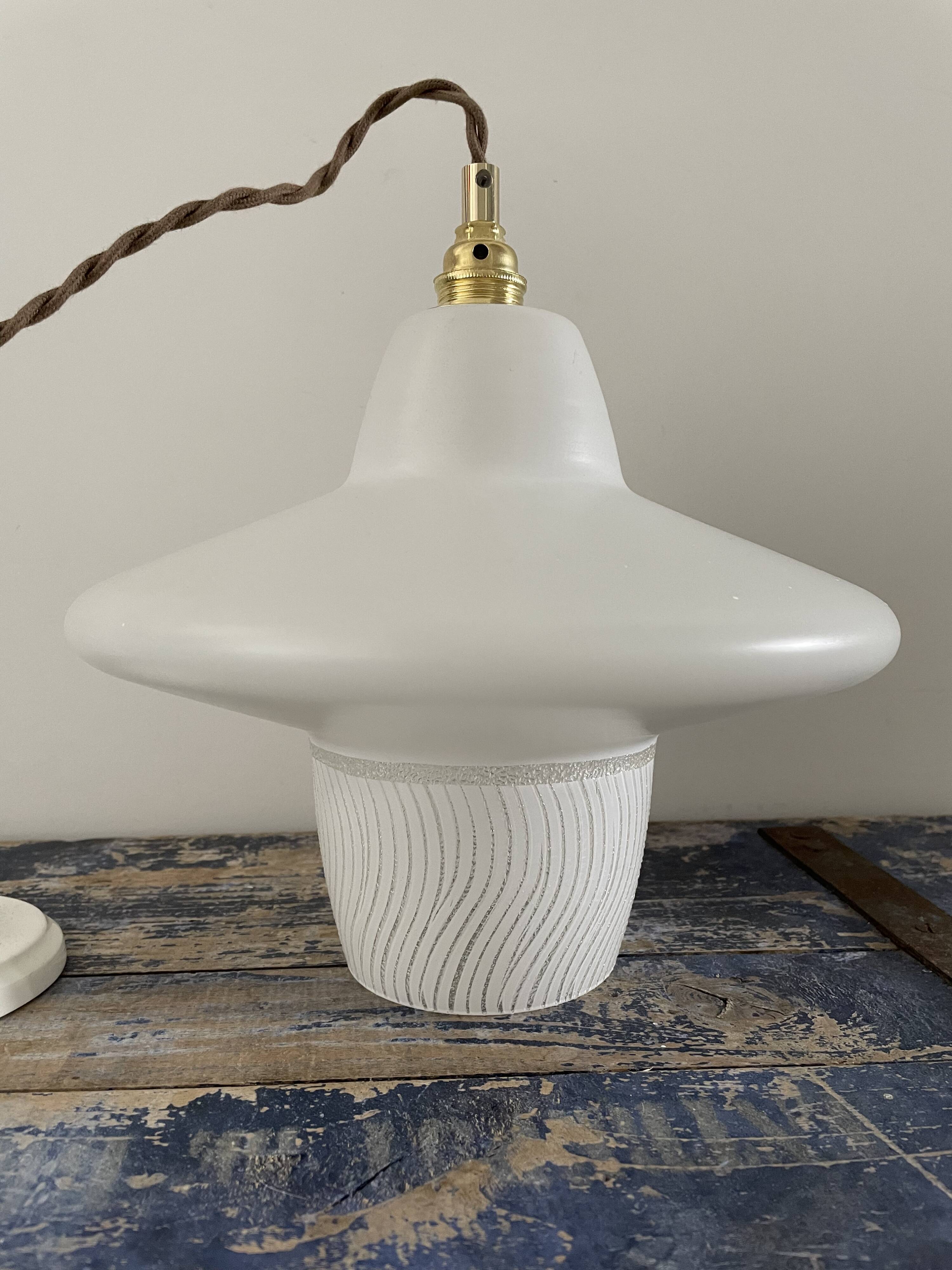 Vintage suspension in electrified white opaline to nine