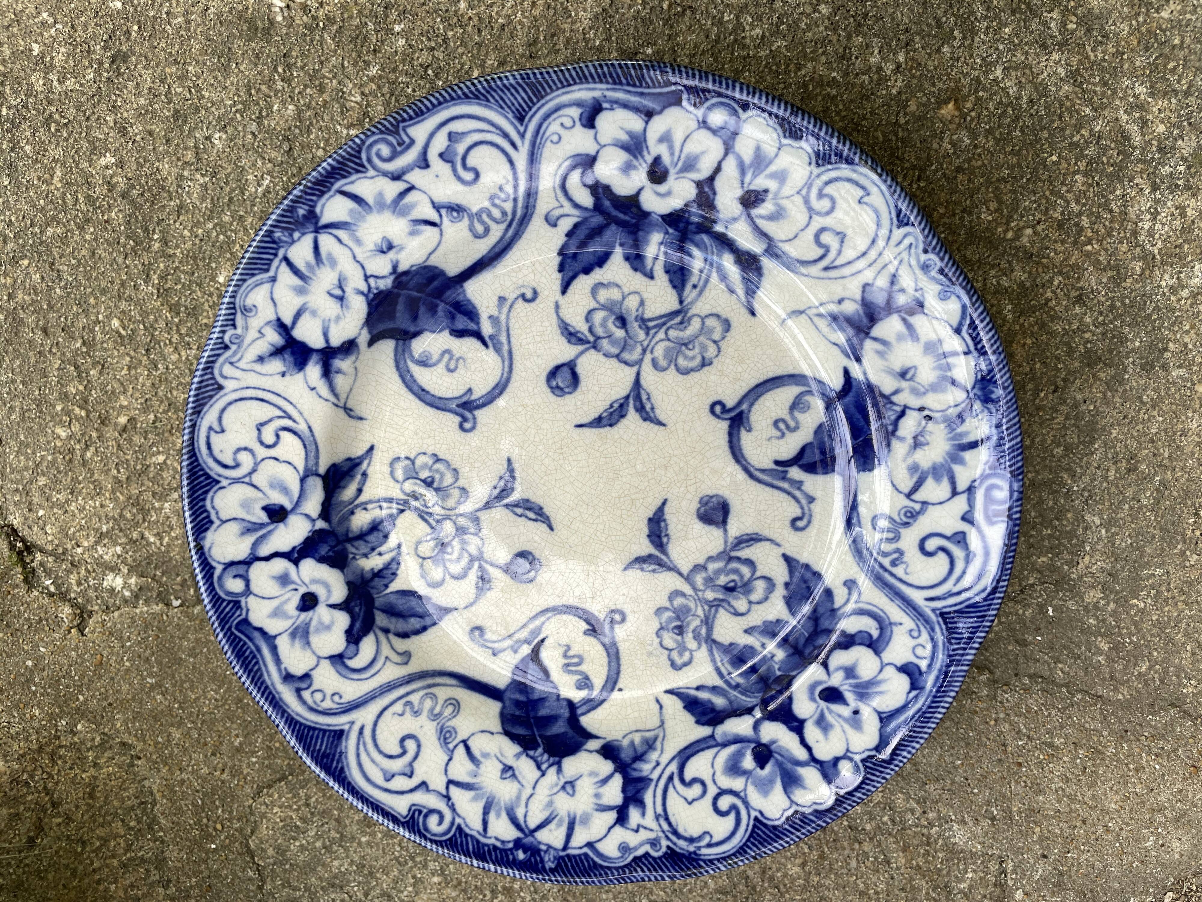 Plate with peedouche Creil & Montereau model Flora liseron